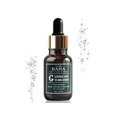 COS DE BAHA (G) AHA Glycolic Acid 10% Serum is an effective exfoliating serum that revitalizes all skin types. It contains 10% Glycolic Acid to deeply exfoliate, promoting a smoother, brighter complexion and reducing fine lines. Enriched with soothing Aloe Barbadensis Leaf Extract and antioxidant-rich Camellia Sinensis Leaf Extract, it calms the skin while enhancing texture and clarity. Always pair with sunscreen, as glycolic acid increases sun sensitivity.