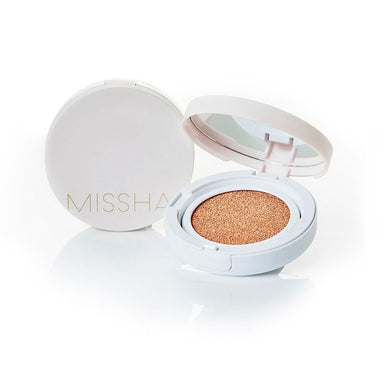 MISSHA Magic Cushion Cover Lasting delivers flawless, long-lasting coverage with a smooth, buildable formula. Enhanced with Niacinamide and Calendula Extract, it brightens and calms the skin, while lightweight silicones and soft-focus powders create an even, natural-looking finish. Enriched with Vitamin E and botanical extracts like Peppermint and Eucalyptus, this cushion keeps your skin hydrated and comfortable all day. Ideal for achieving a radiant and perfected complexion with ease.