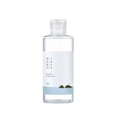 ROUND LAB 1025 Dokdo Toner is a gentle and hydrating toner that helps to balance and refresh the skin. Enriched with Sea Water, Chondrus Crispus (Carrageenan) Extract, and Saccharum Officinarum Ferment Extract, this toner deeply nourishes while promoting a smooth, clear complexion. Ingredients like Panthenol and Allantoin provide soothing hydration, making it ideal for all skin types, especially those looking to maintain moisture and calm irritation. The lightweight formula absorbs quickly, leaving your ski